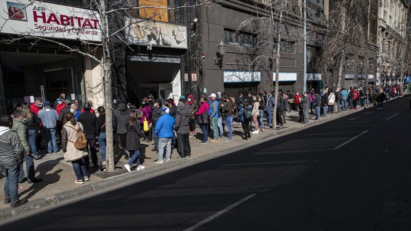 Chilenos usarán por segunda vez su fondo de retiro ante crisis