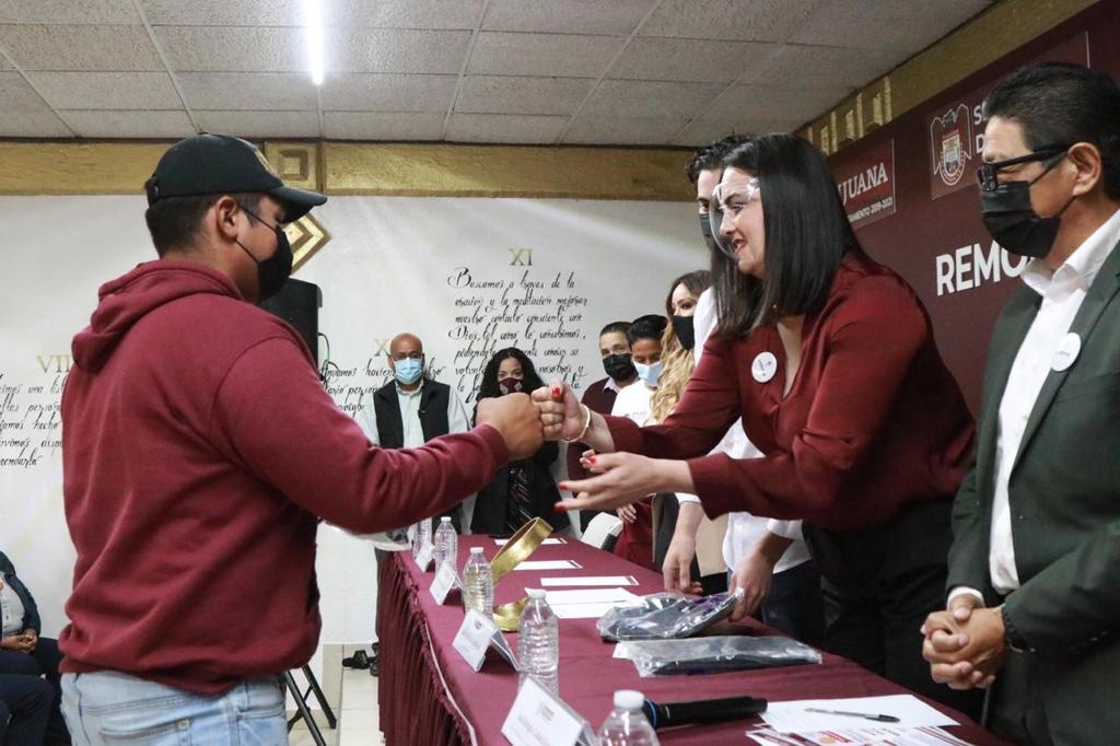 Karla Ruiz Macfarland motiva a jóvenes de comunidad terapéutica de IMCAD