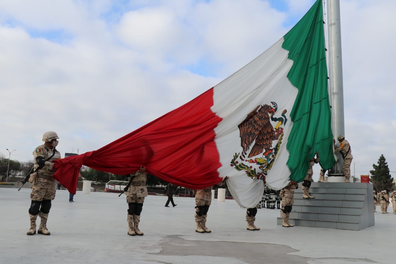 Celebran el CCXI Aniversario del inicio de la Independencia de México con desfile motorizado