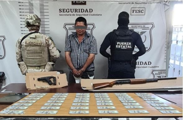 Detienen a sujeto con 48 mil dólares, 2 armas de fuego y droga