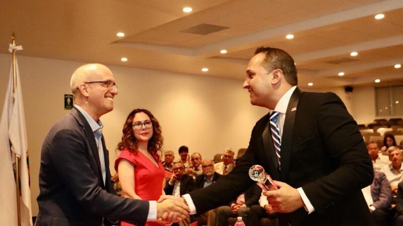 Maestro Conrado Macfarland es reconocido por la Universidad Iberoamericana Tijuana