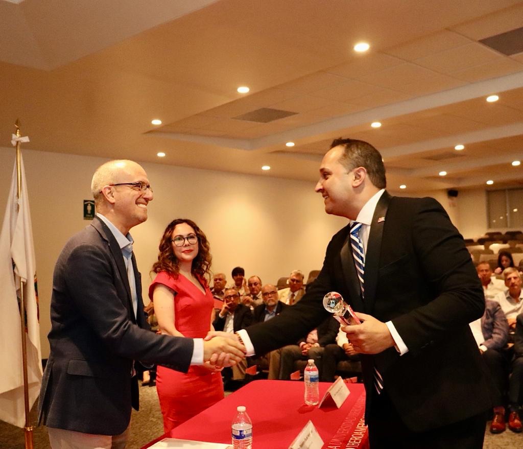 Maestro Conrado Macfarland es reconocido por la Universidad Iberoamericana Tijuana