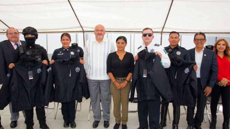 Entrega Montserrat Caballero uniformes a Policías Municipales