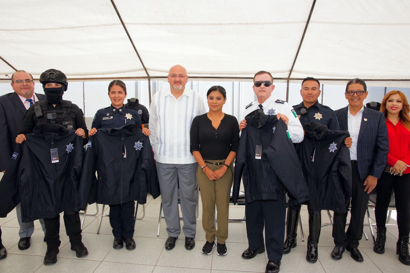 Entrega Montserrat Caballero uniformes a Policías Municipales