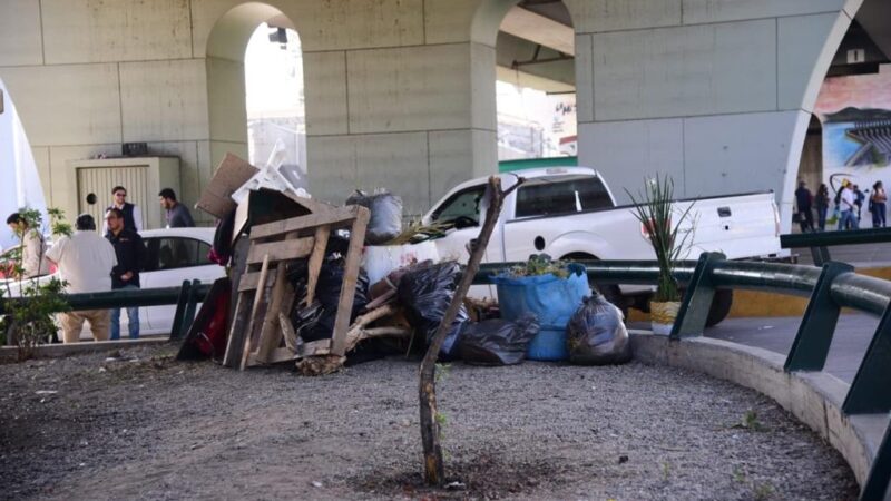 Entregan permisos a vendedores ambulantes y limpian la zona en Tijuana