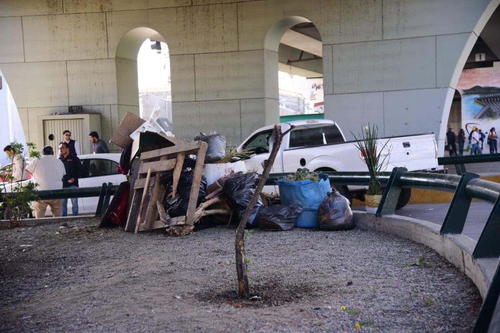 Entregan permisos a vendedores ambulantes y limpian la zona en Tijuana