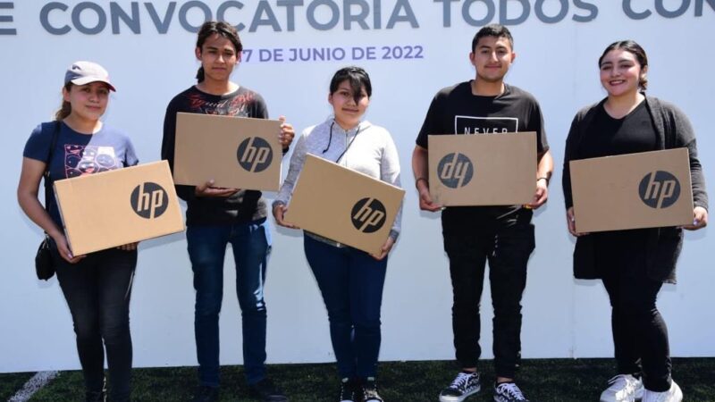 Entregan más de 100 laptops a estudiantes universitarios en Tijuana