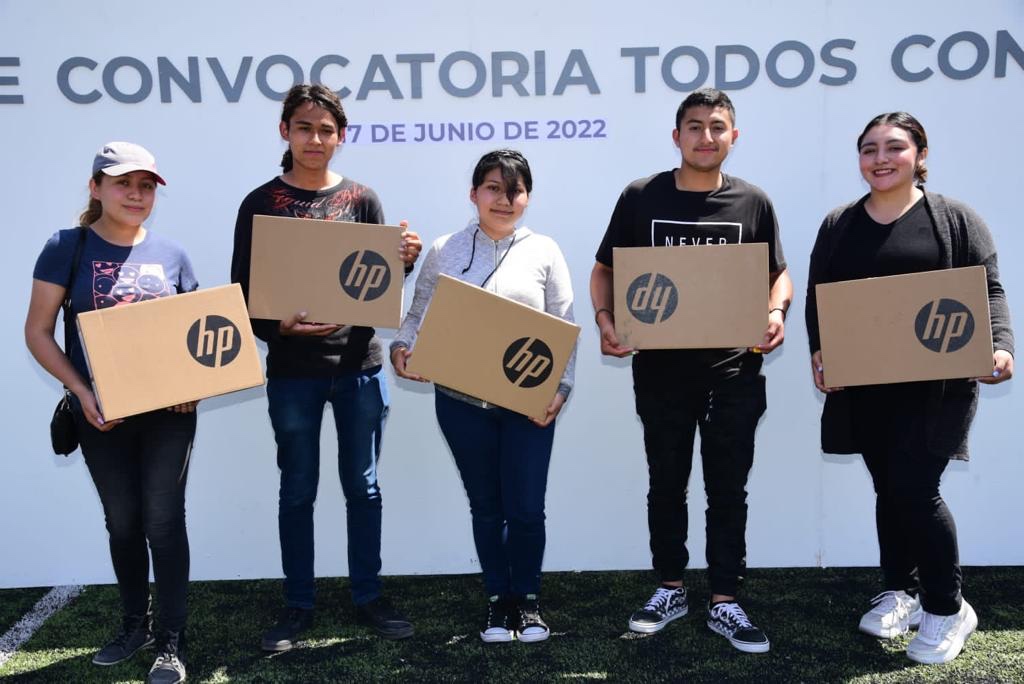 Entregan más de 100 laptops a estudiantes universitarios en Tijuana