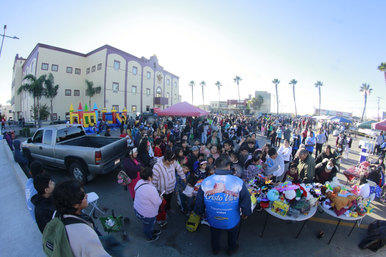 Festejan a familias con evento navideño en Casa Municipal de Rosarito