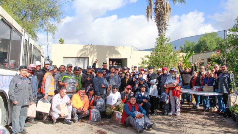 Entregan uniformes a trabajadores de la SDSU en Rosarito