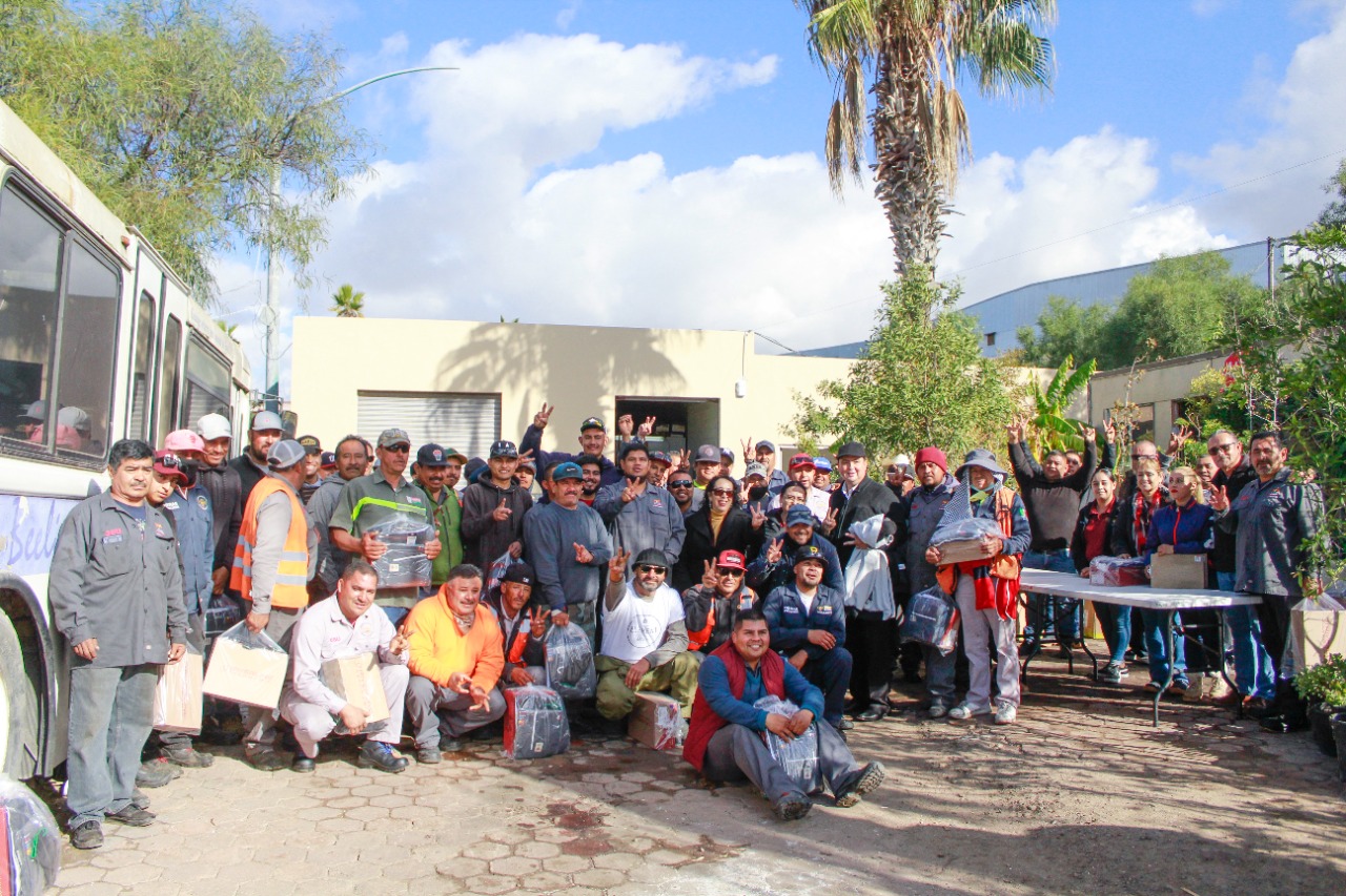 Entregan uniformes a trabajadores de la SDSU en Rosarito