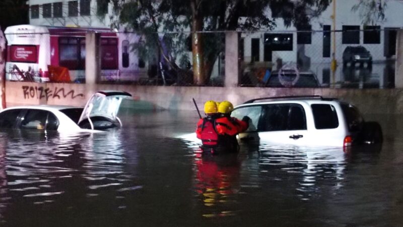 Atiende bomberos 100 reportes por lluvias del martes