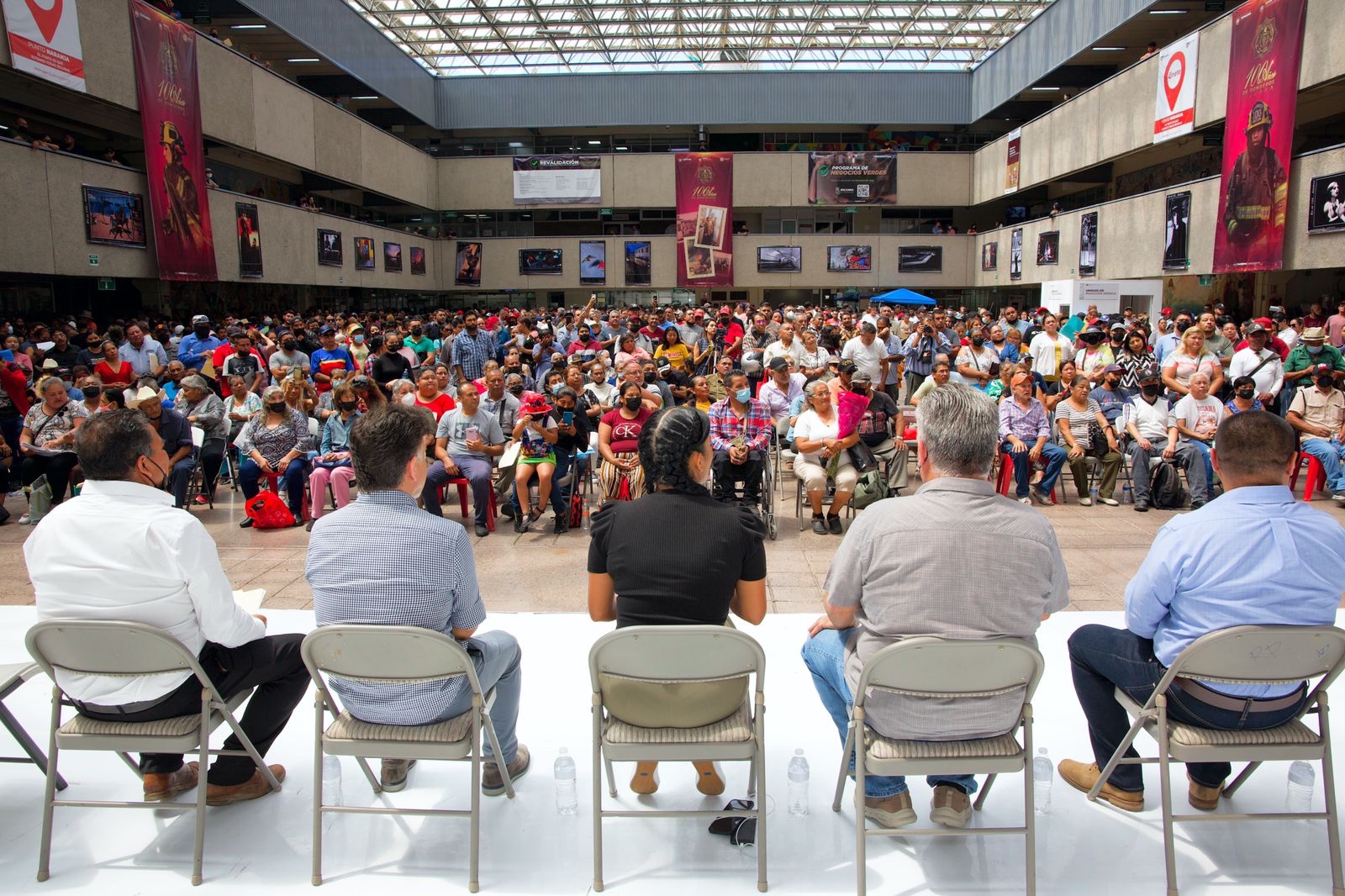 Entrega alcaldesa de Tijuana, Montserrat Caballero, permisos a comerciantes ambulantes