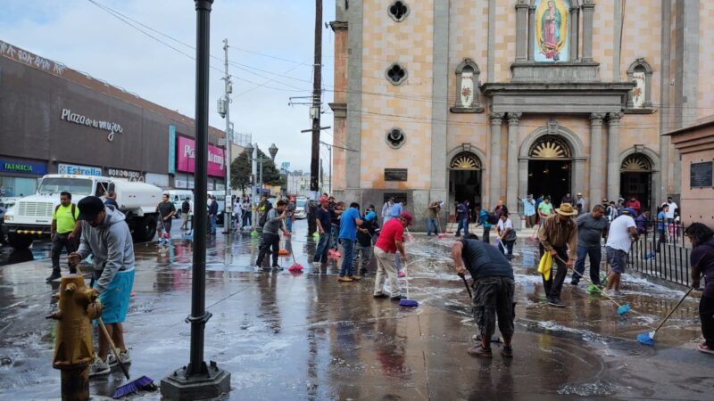 300 comerciantes apoyan en jornada de limpieza en Centro Histórico de Tijuana