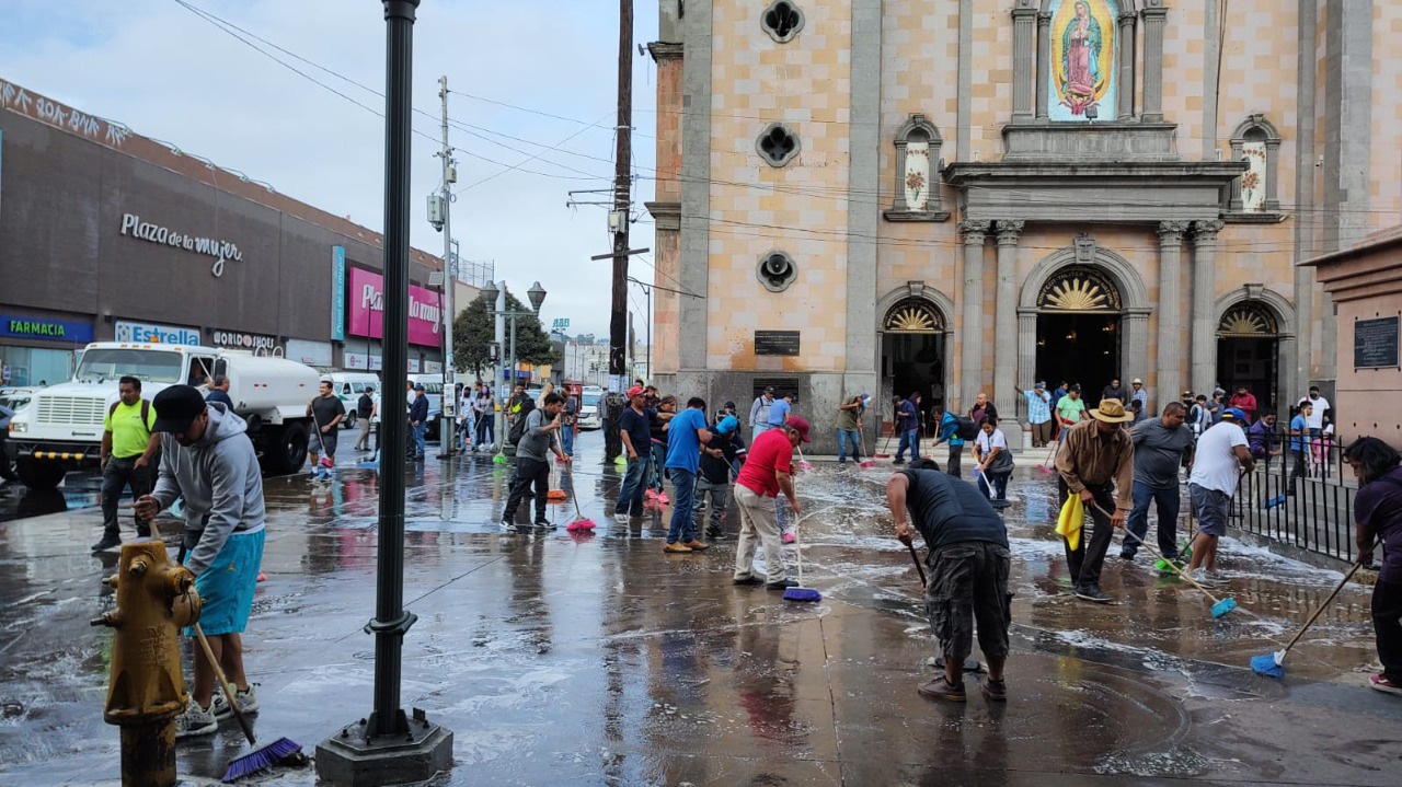 300 comerciantes apoyan en jornada de limpieza en Centro Histórico de Tijuana