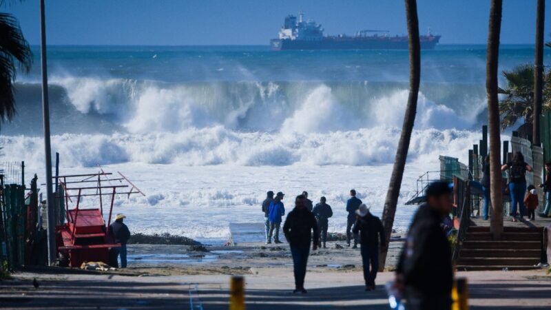 Mantienen alerta por alto oleaje y lluvias en Playas de Rosarito