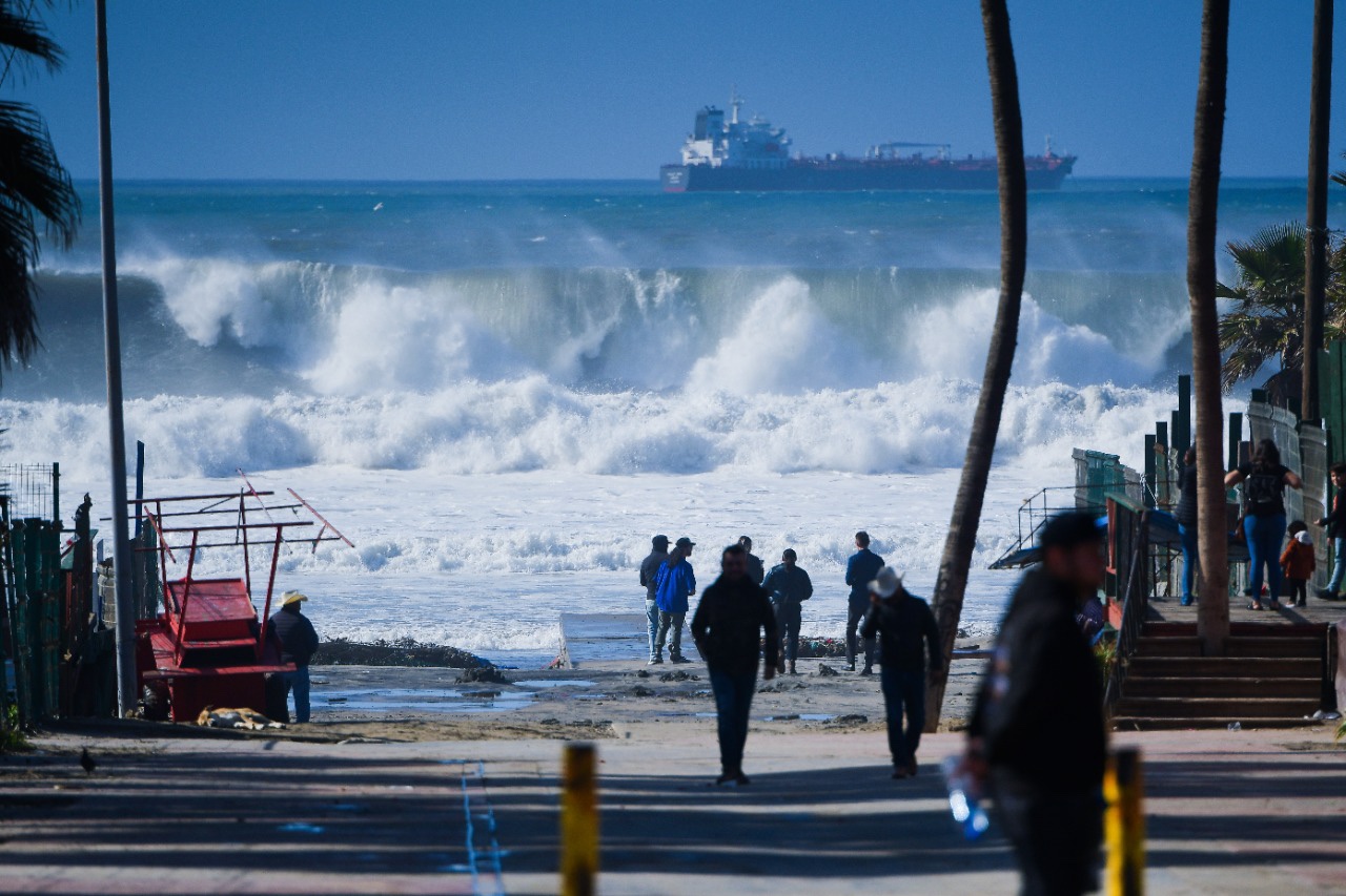 Mantienen alerta por alto oleaje y lluvias en Playas de Rosarito