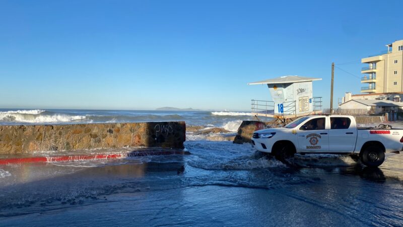 Advierten autoridades de Rosarito por marea alta en zona costa