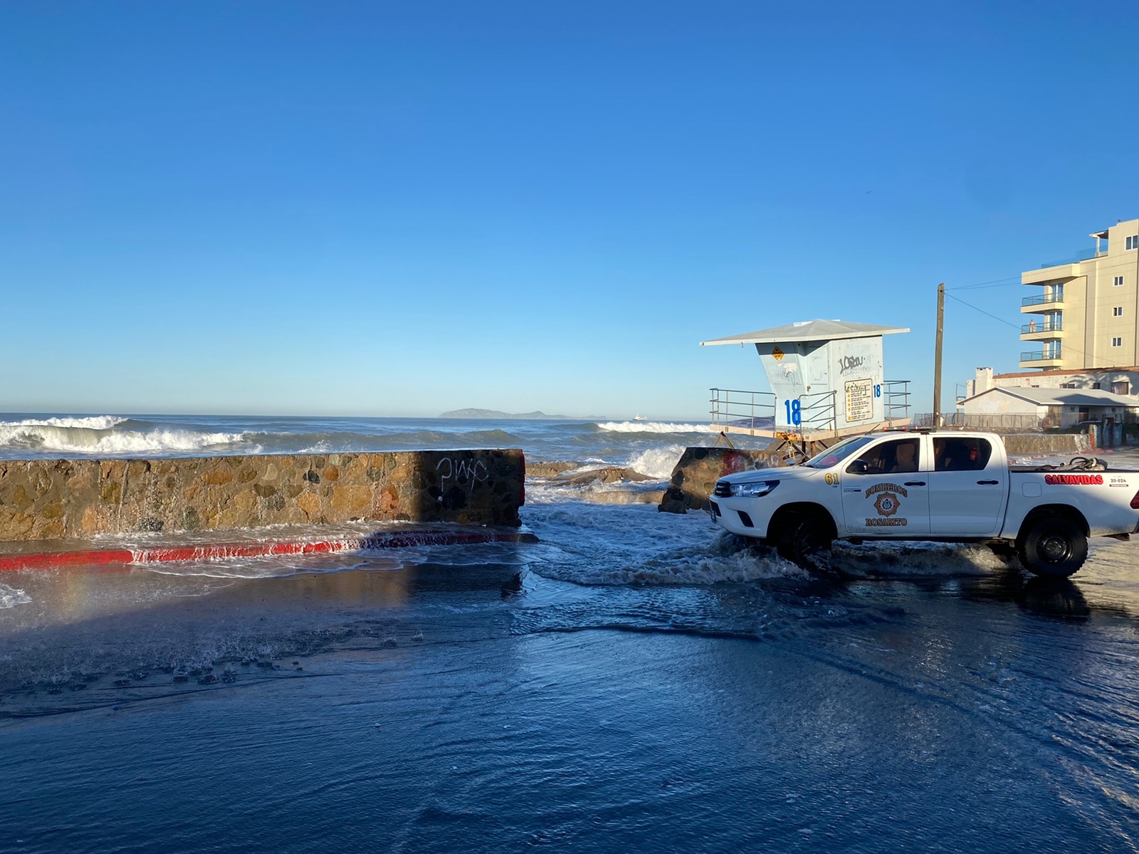 Advierten autoridades de Rosarito por marea alta en zona costa