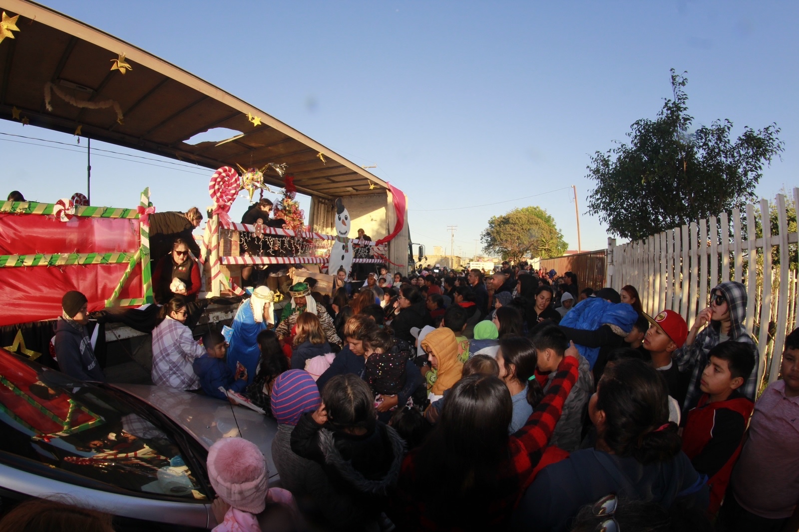 Festejan Día de Reyes entregando juguetes a rosaritenses