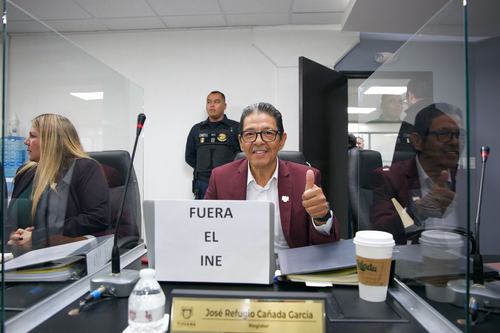 Porque el ciudadano manda con su voz y voto. Ponen o quitan a los funcionarios públicos