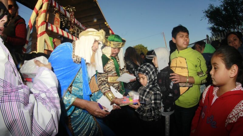 Festejan Día de Reyes en Rosarito con juguetes para comunidades de escasos recursos