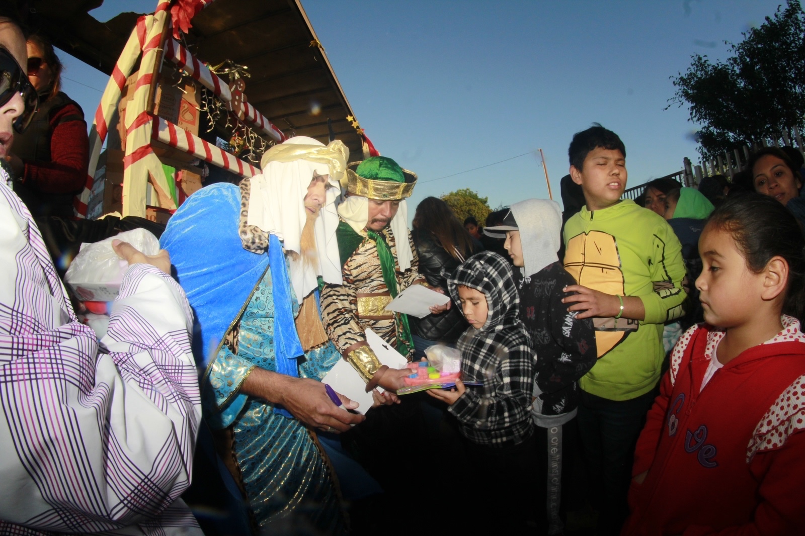 Festejan Día de Reyes en Rosarito con juguetes para comunidades de escasos recursos