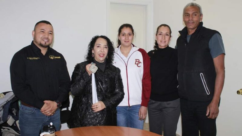 Destacada deportista de Waterpolo entrega medalla a la alcaldesa de Rosarito