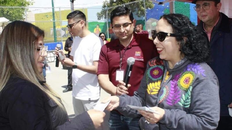 Entrega Araceli Brown becas y estímulos económicos a estudiantes universitarios y familias en Rosarito