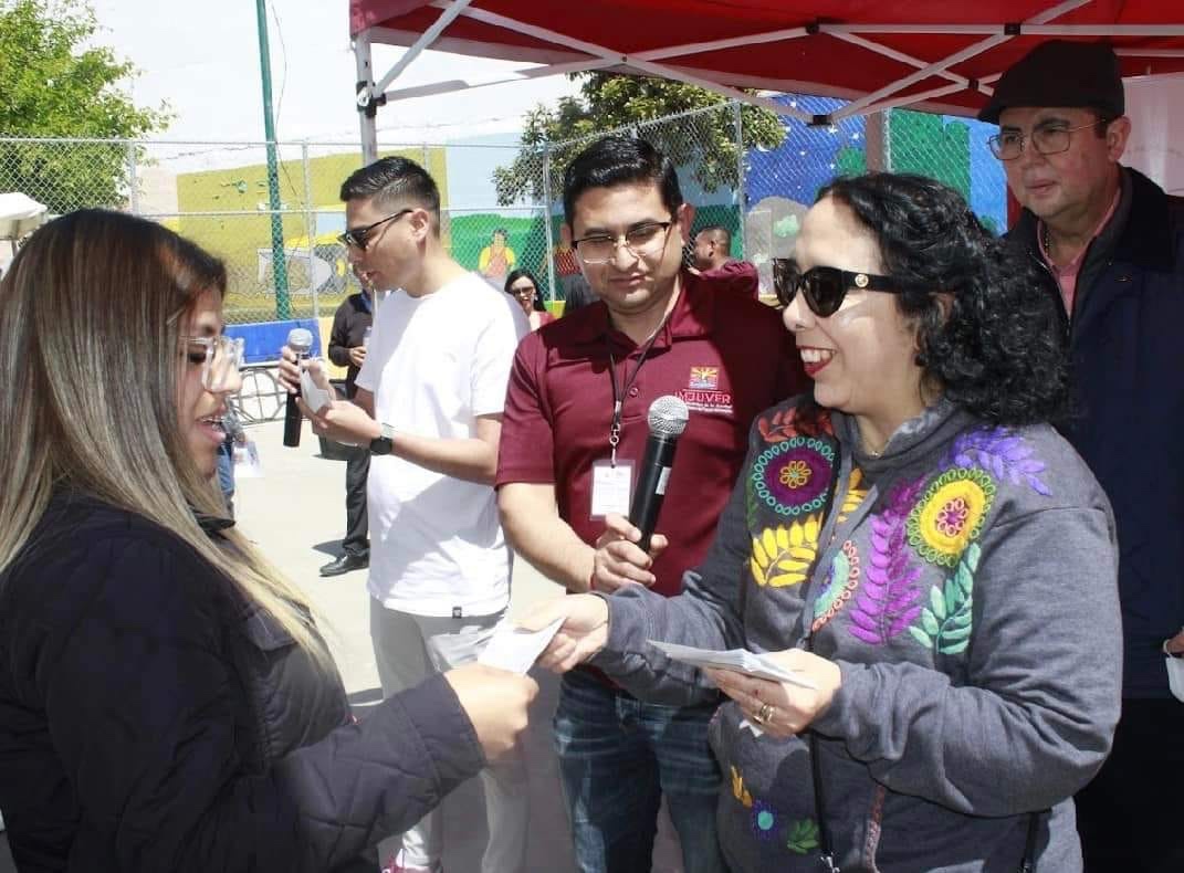 Entrega Araceli Brown becas y estímulos económicos a estudiantes universitarios y familias en Rosarito