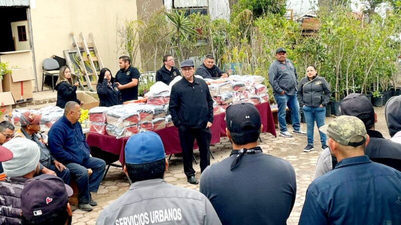 Entrega de uniformes para salvaguardar integridad del personal municipal