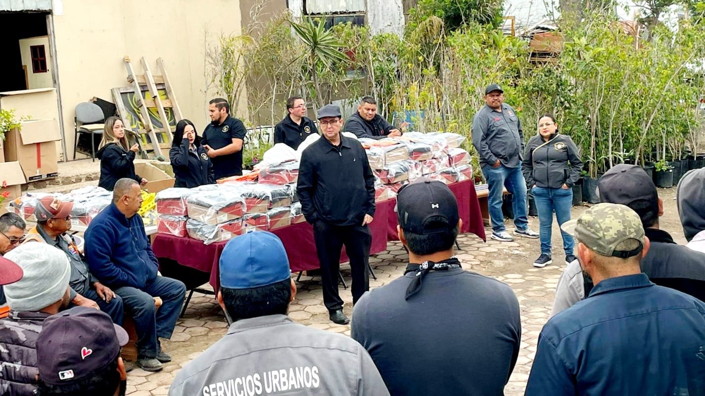 Entrega de uniformes para salvaguardar integridad del personal municipal