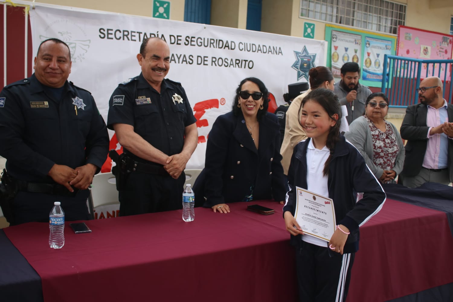 Acude Araceli Brown a graduación de más de 100 niñas y niños del programa DARE