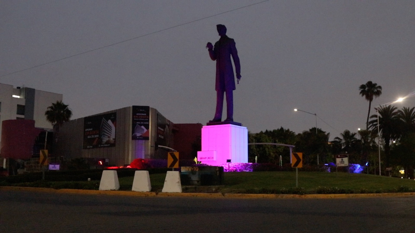 Palacio y monumentos de Tijuana se iluminan con los colores de la Bandera del Orgullo LGBTTTIQ+