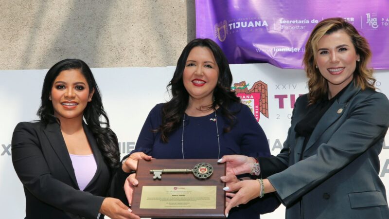 MONTSERRAT CABALLERO ENTREGA LLAVES DE LA CIUDAD A NORA VARGAS, TIJUANENSE DESTACADA EN ESTADOS UNIDOS