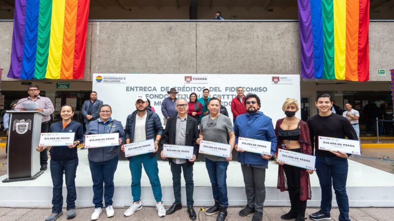 Entregan créditos a integrantes de la comunidad LGBTTTIQ+