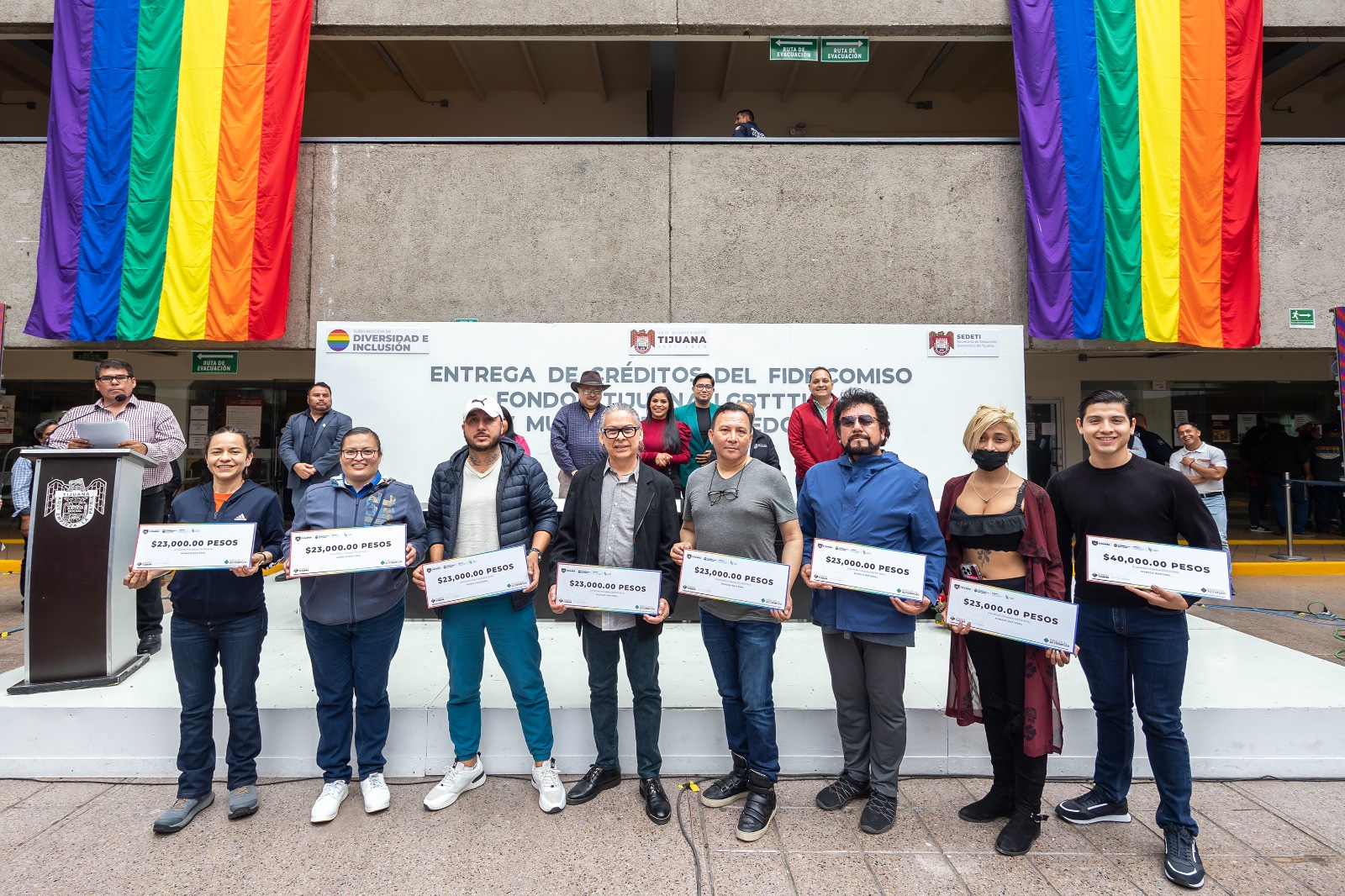 Entregan créditos a integrantes de la comunidad LGBTTTIQ+