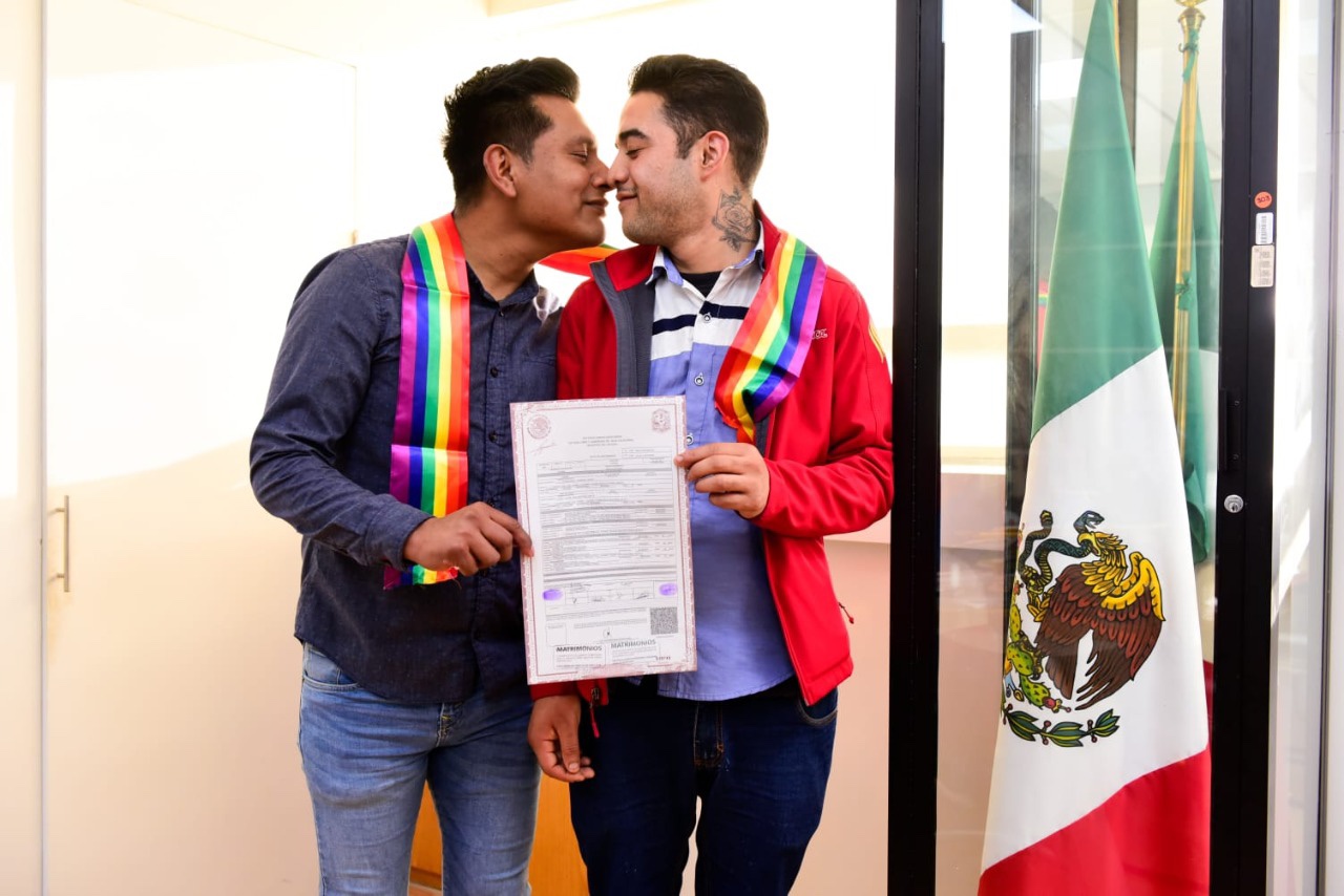 Montserrat Caballero apoya a pareja de la comunidad LGBTTTI para formalizar matrimonio