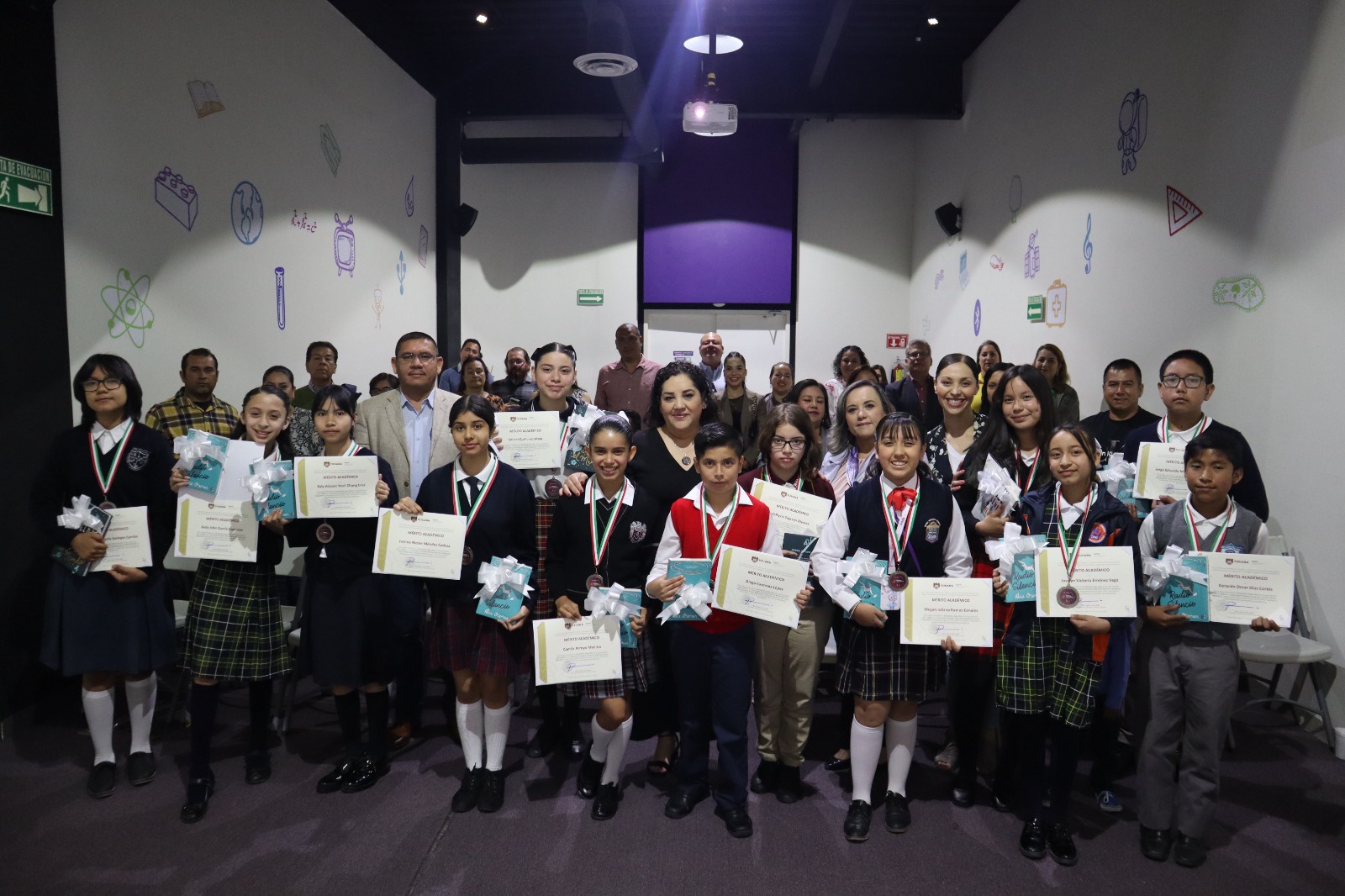 Entregan medallas al Mérito Académico a alumnos de escuelas municipales