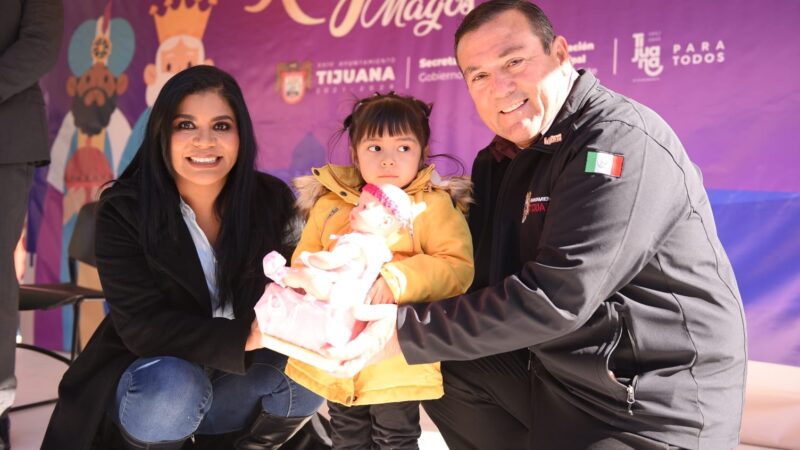 Llevan regalos y alegría a niños de las nueve delegaciones en Tijuana