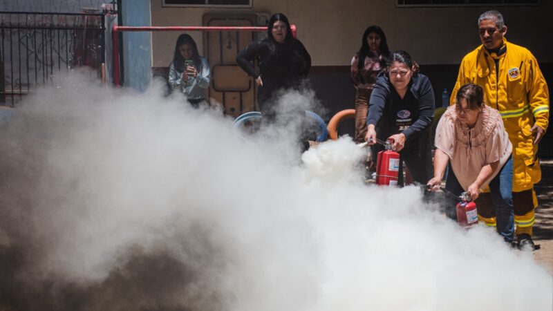 Bomberos capacitan a docentes de escuelas municipales