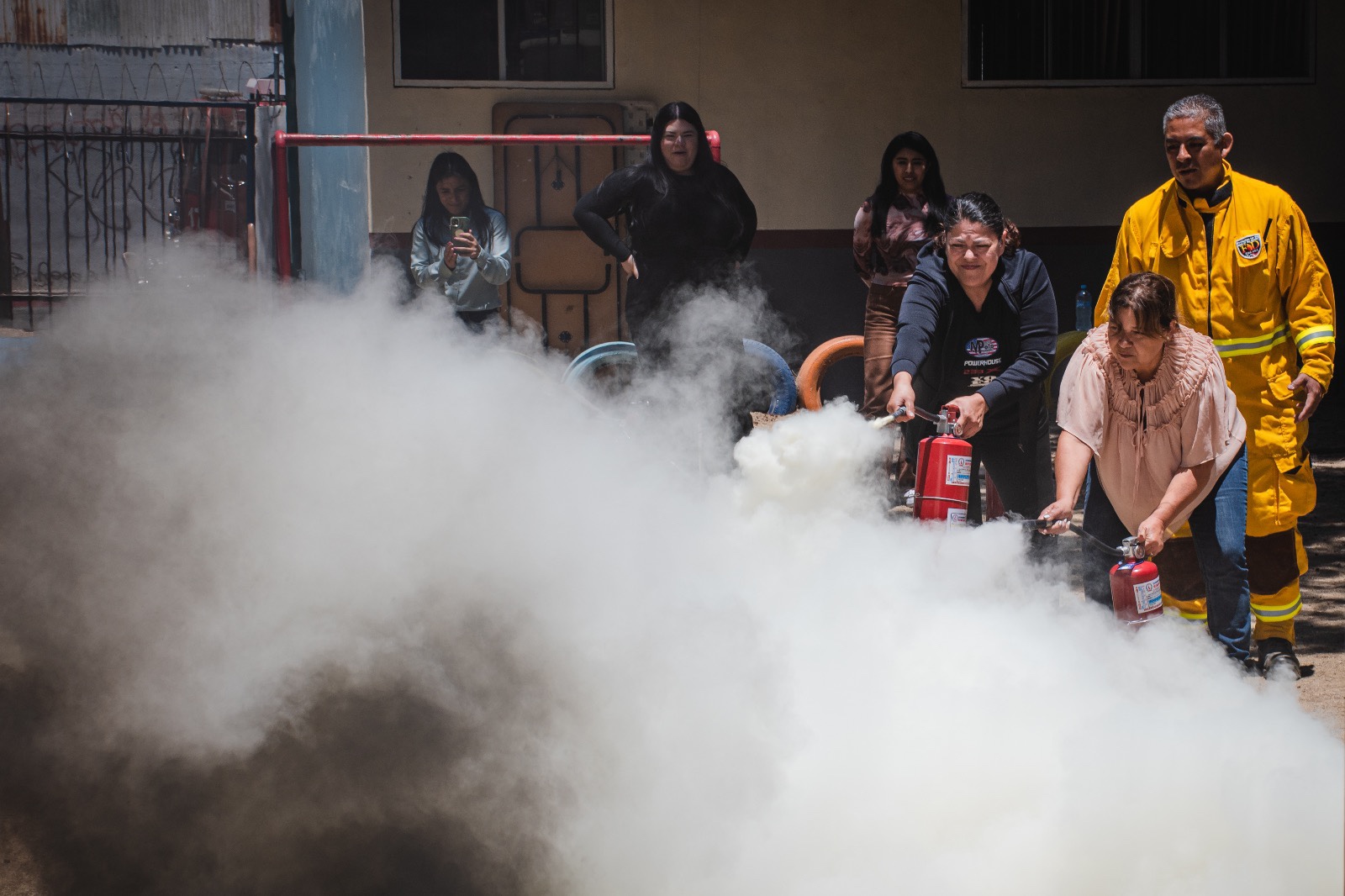 Bomberos capacitan a docentes de escuelas municipales