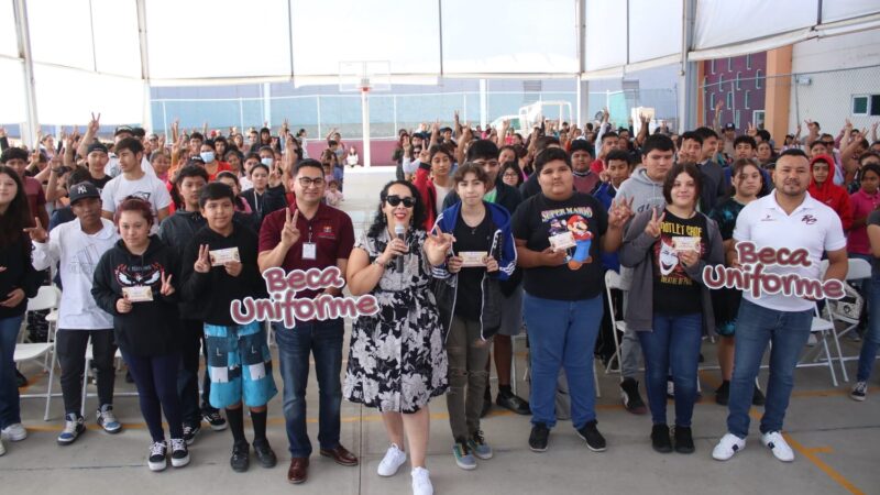 Entrega Araceli Brown 438 vales de uniformes a estudiantes de secundaria y preparatoria