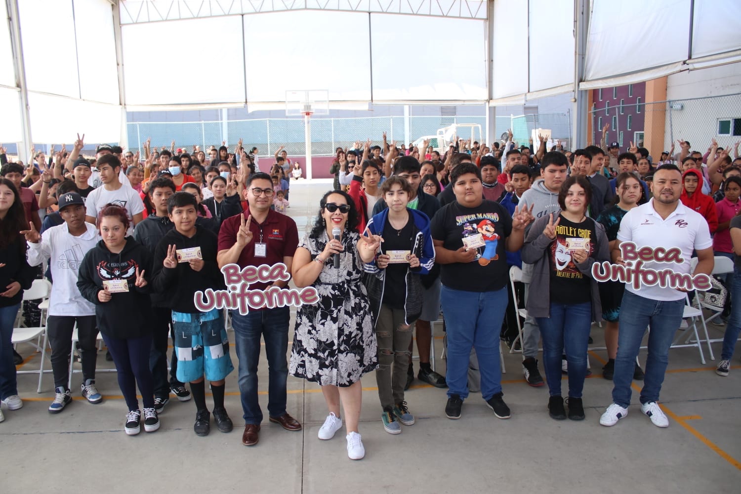 Entrega Araceli Brown 438 vales de uniformes a estudiantes de secundaria y preparatoria