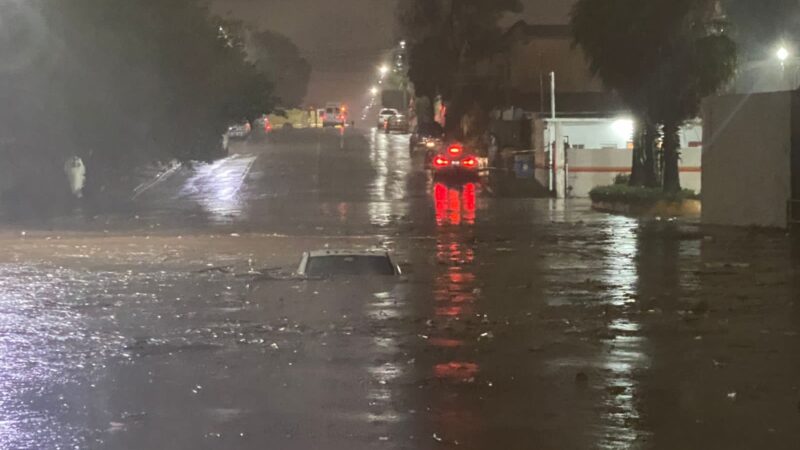 Lluvias en Playas de Rosarito dejan vehículos varados en zonas inundadas