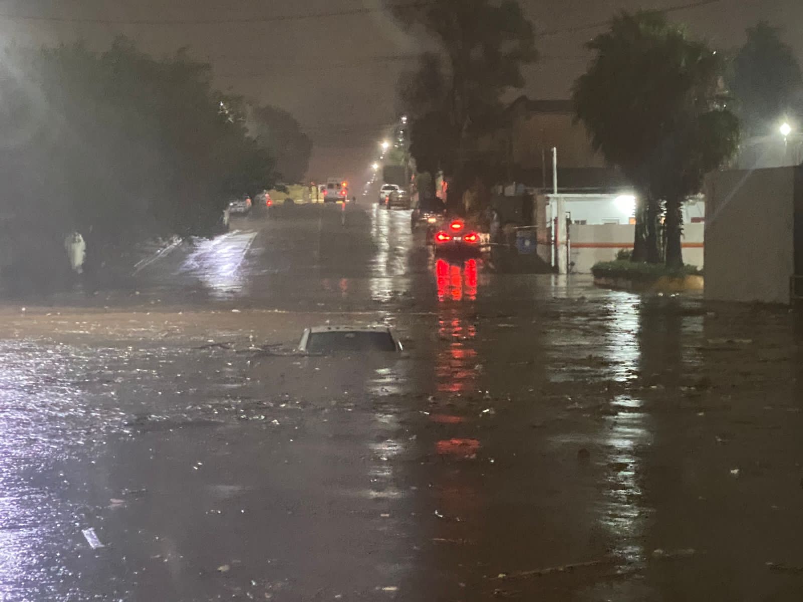 Lluvias en Playas de Rosarito dejan vehículos varados en zonas inundadas