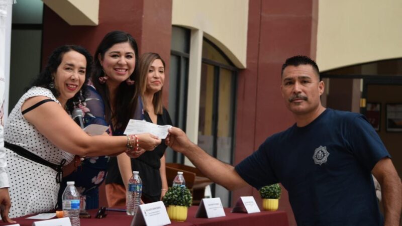 Alcaldesa de Playas de Rosarito entrega apoyos económicos a servidores públicos