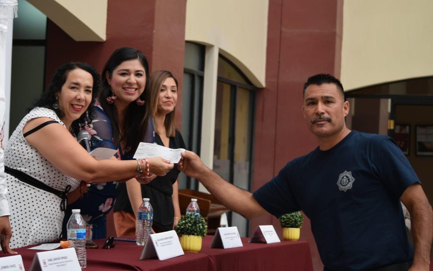 Alcaldesa de Playas de Rosarito entrega apoyos económicos a servidores públicos