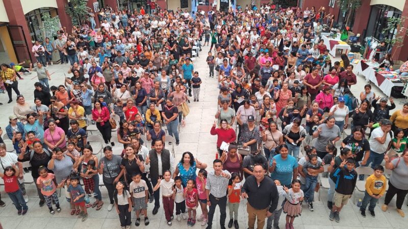 Entrega de vales para uniformes escolares en Playas de Rosarito