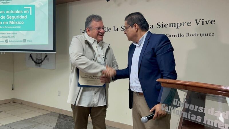 Alberto Capella se reúne con estudiantes de la Universidad de las Californias para abordar la seguridad y la participación entre lo jóvenes